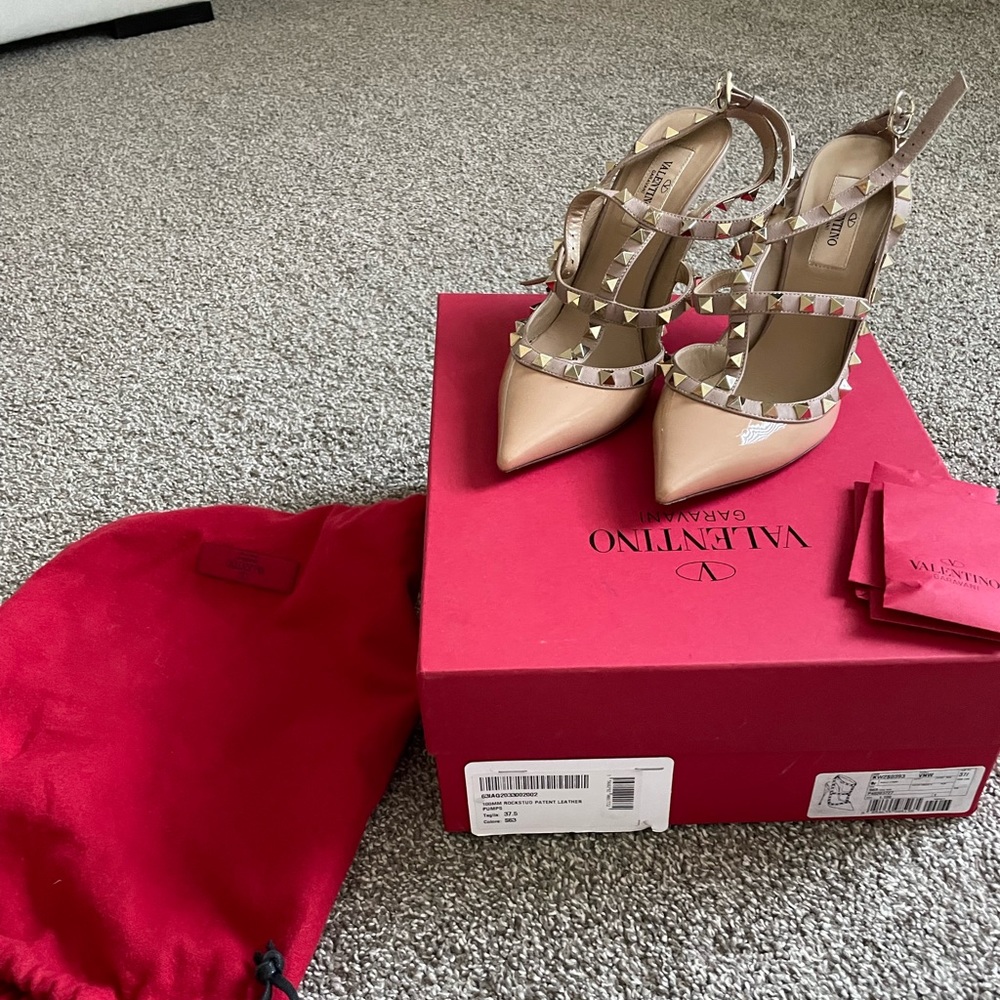 VALENTINO
100MM ROCKSTUD PATENT LEATHER PUMPS - size 37.5 (7 US) in NUDE